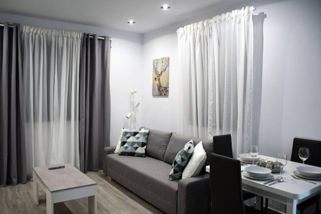 בנאלופ קסאס וייחאס Alojamientos Lola, Suite Con Jacuzzi מראה חיצוני תמונה