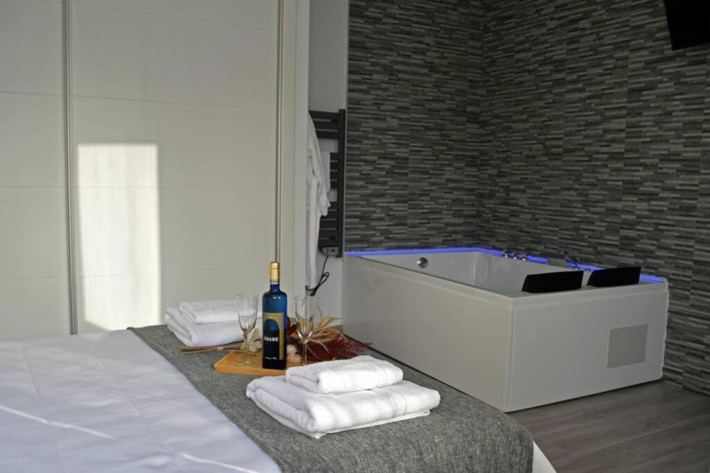 בנאלופ קסאס וייחאס Alojamientos Lola, Suite Con Jacuzzi מראה חיצוני תמונה