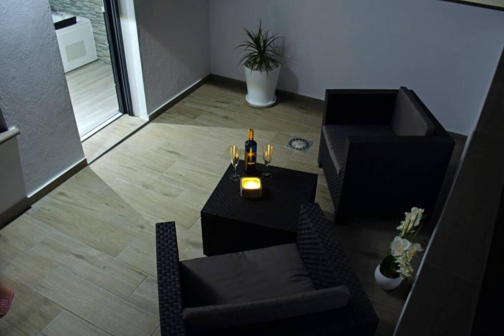 בנאלופ קסאס וייחאס Alojamientos Lola, Suite Con Jacuzzi מראה חיצוני תמונה