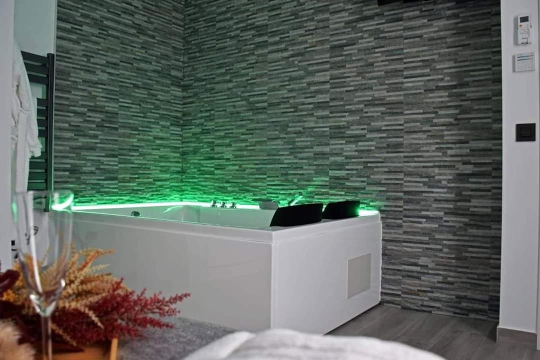 בנאלופ קסאס וייחאס Alojamientos Lola, Suite Con Jacuzzi מראה חיצוני תמונה