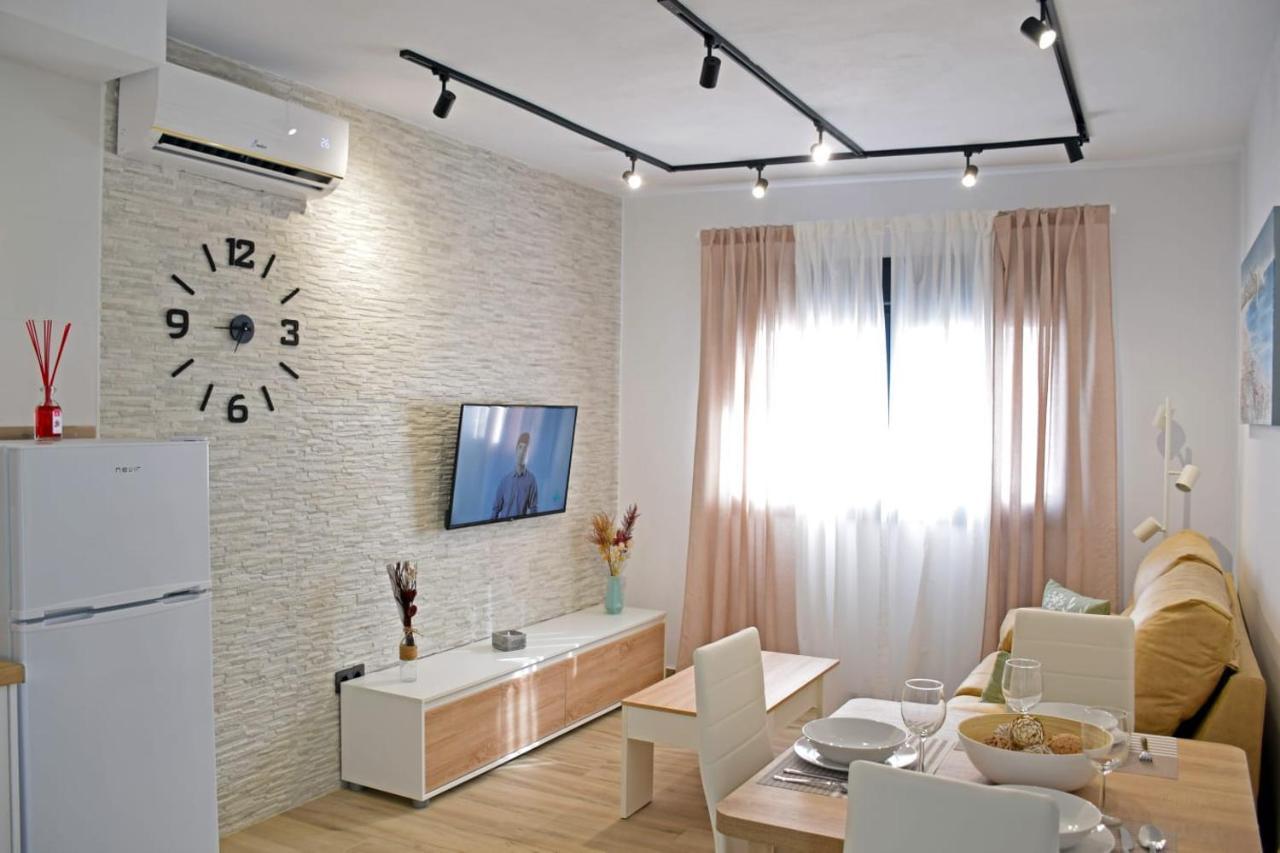בנאלופ קסאס וייחאס Alojamientos Lola, Suite Con Jacuzzi מראה חיצוני תמונה